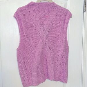 Le Lis sleeveless lightweight sweater in a beautiful light mauve color